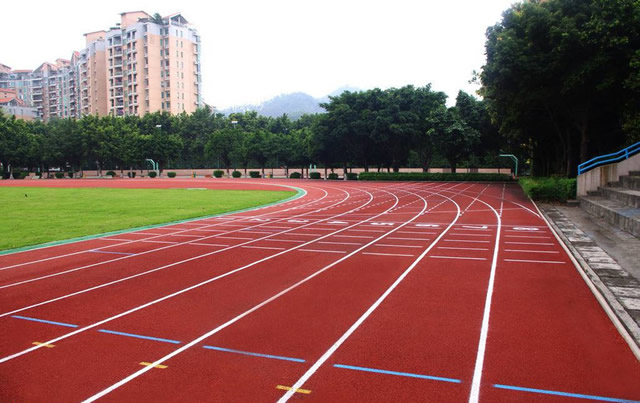 学校家长因气味担心塑胶跑道安全，如何回应？