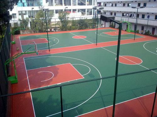 深圳学校塑胶篮球场是用什么材料做成的